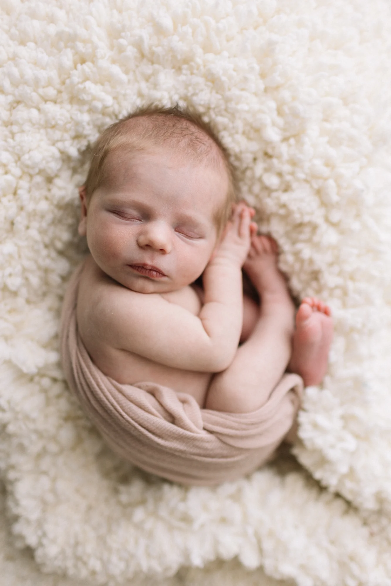 Nouveau-né Margot emmaillotée et en pose foetale par 5Mphotographie.
