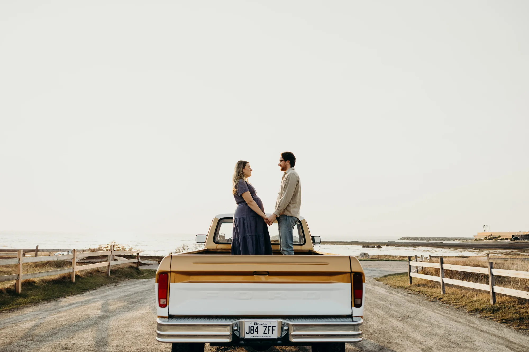 Couple dans une boite de pick-up qui se regardent et posent pour 5Mphotogrphie dans Rimouski
