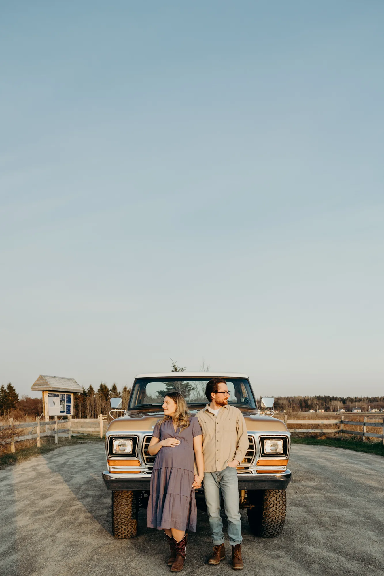 Séance maternité originale avec un camion vintage à Rimouski, capturée par 5Mphotographie