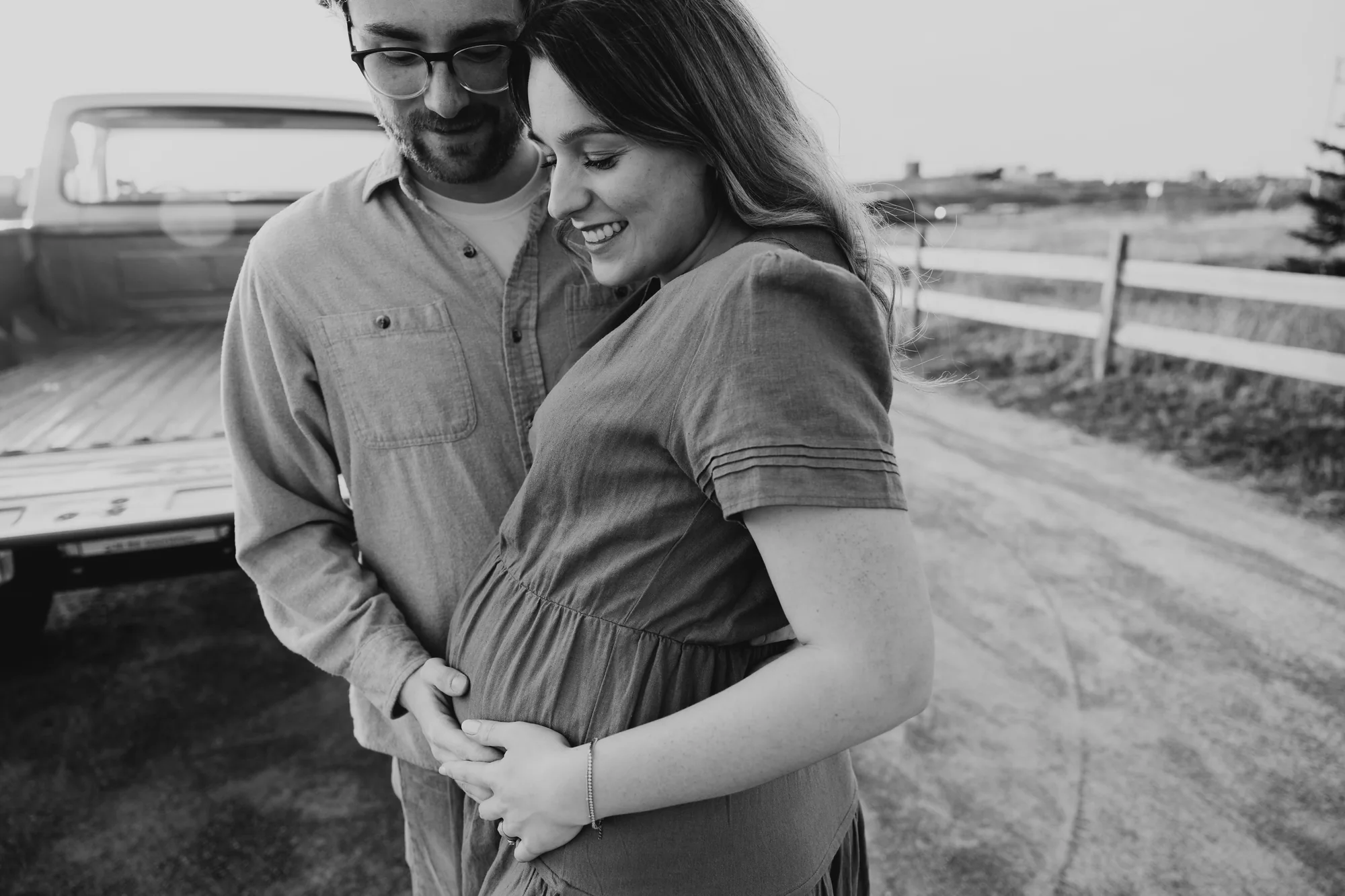 Séance photo maternité en noir et blanc, style intemporel à Rimouski.