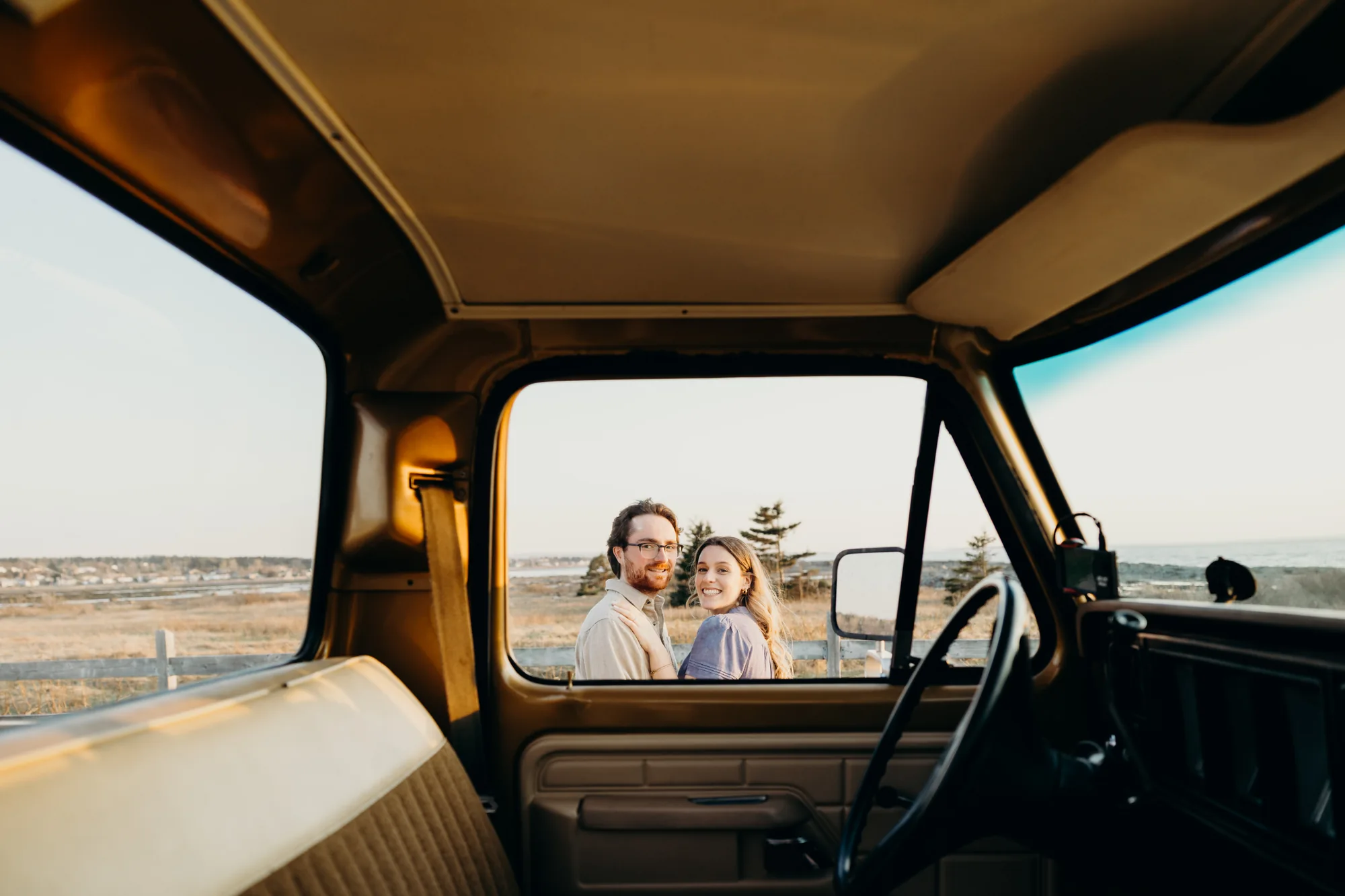 Duo de futurs parents souriants, bonheur et anticipation au Bas-Saint-Laurent.