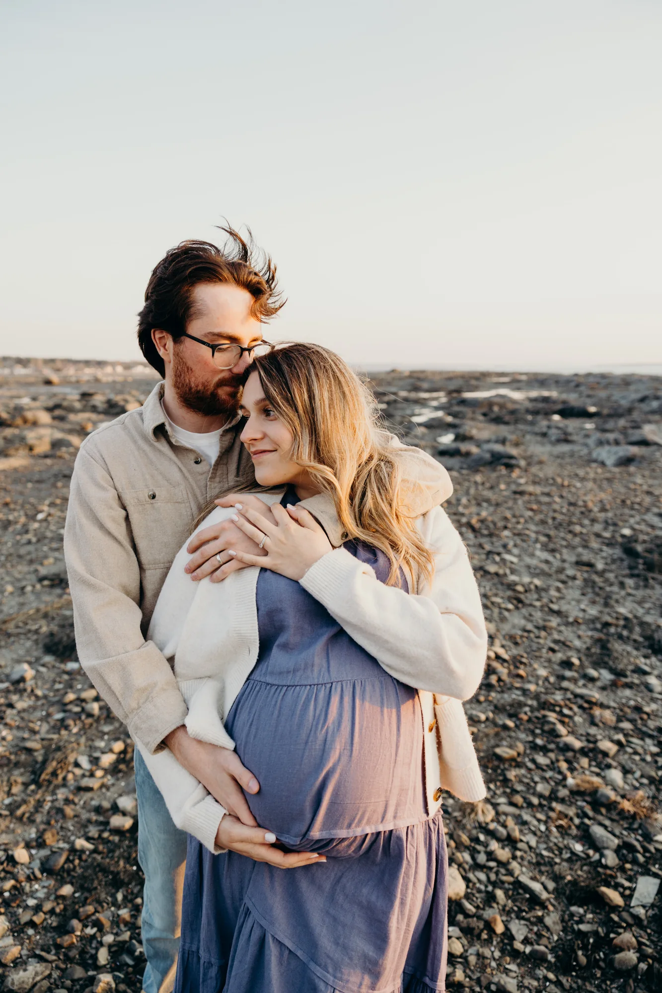 Couple s'embrassant devant le phare de Pointe-au-Père (hors champ).