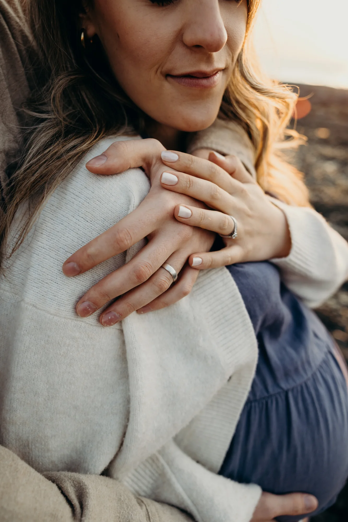 Gros plan sur les mains enlacés d'un couple à pointe au Père à Rimouski