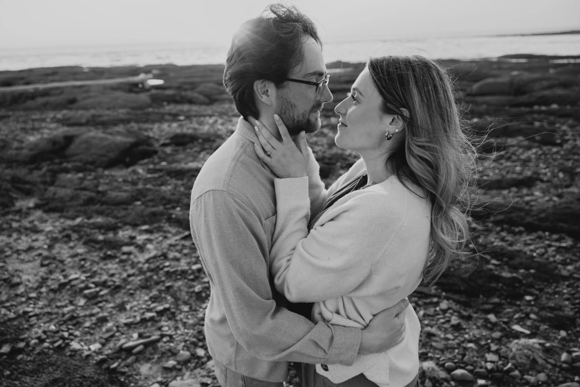 Séance photo maternité en noir et blanc, style intemporel à Rimouski.