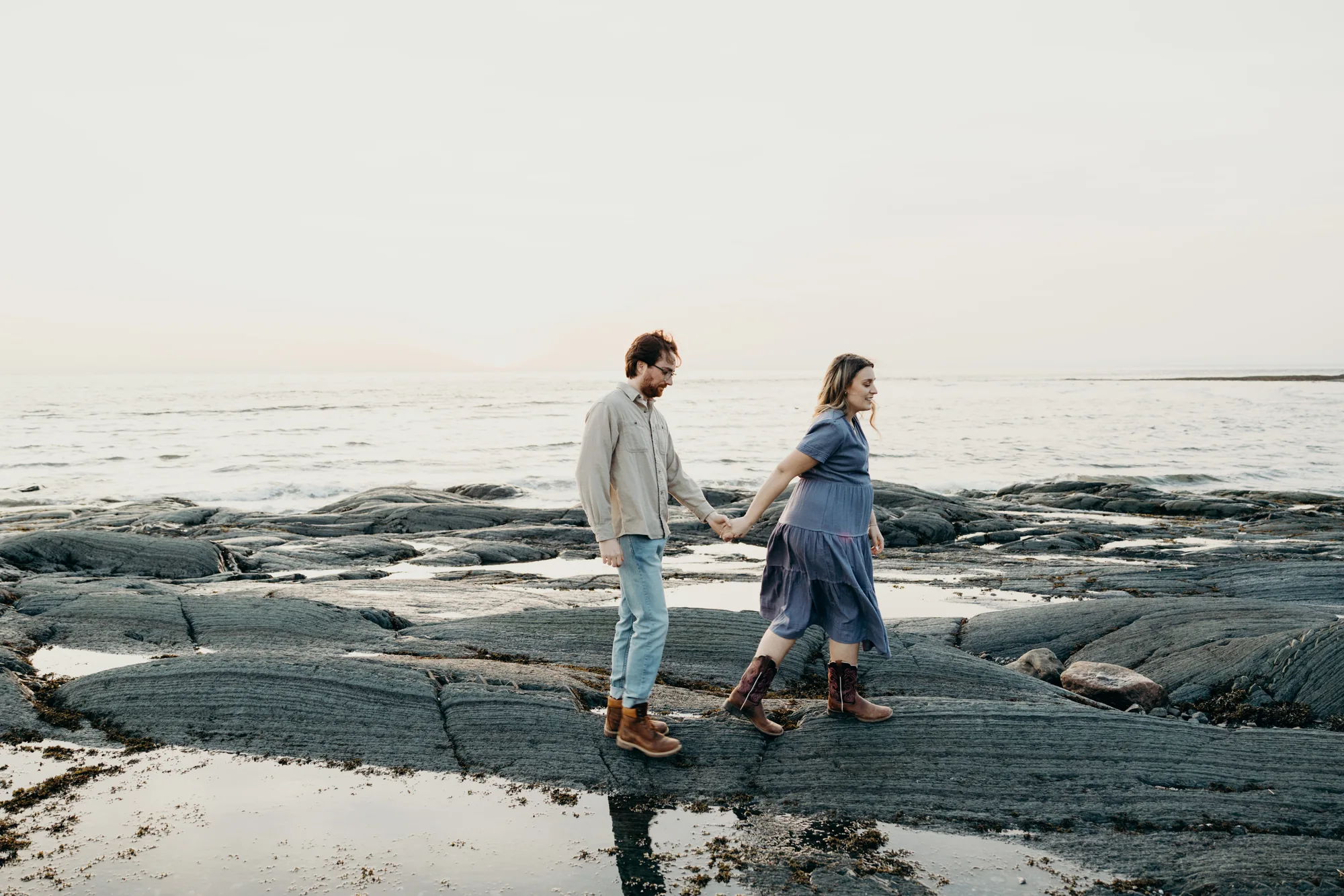 Couple marchant vers l'horizon sur les battures de Pointe-au-Père.