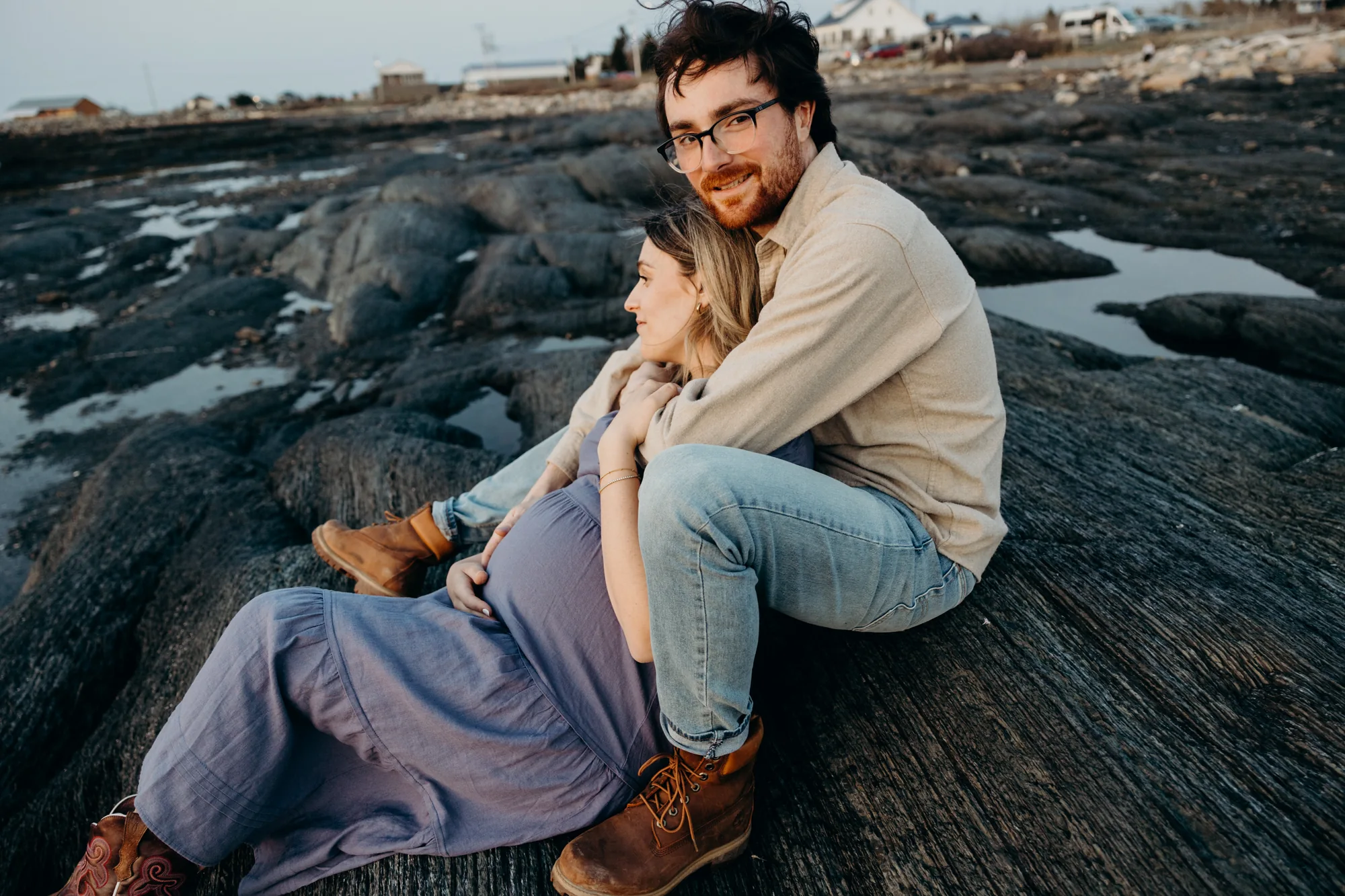 Futur papa regardant sa conjointe avec admiration en bord de mer dans le portfolio Photographe Rimouski | 5MPhotographie