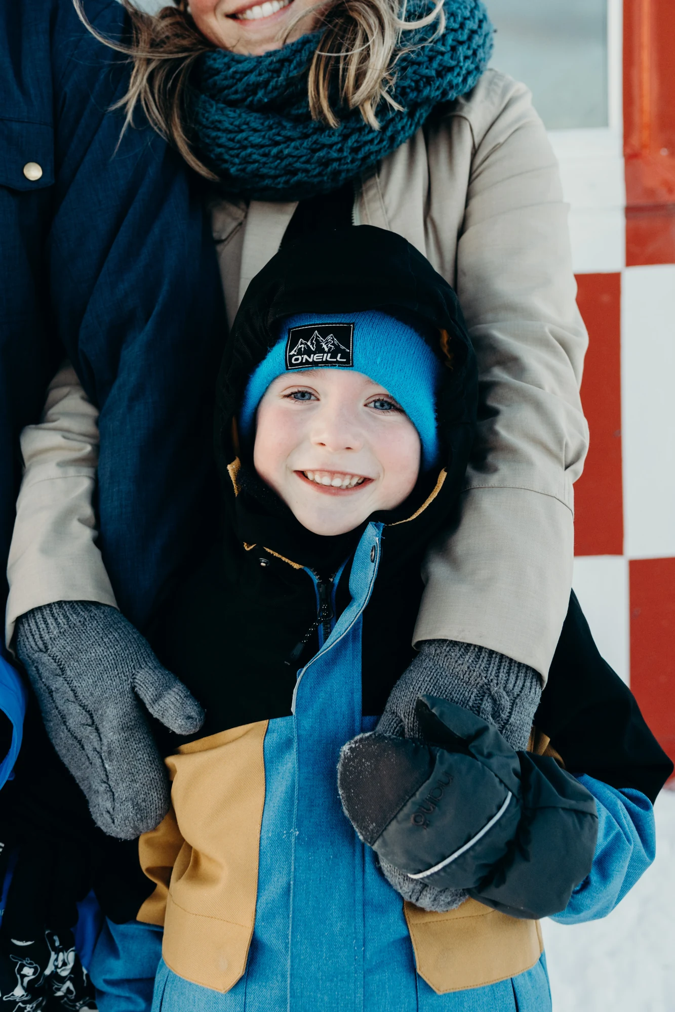 Enfant emmitouflé dans un porte-bébé pour une balade hivernale à Rimouski.