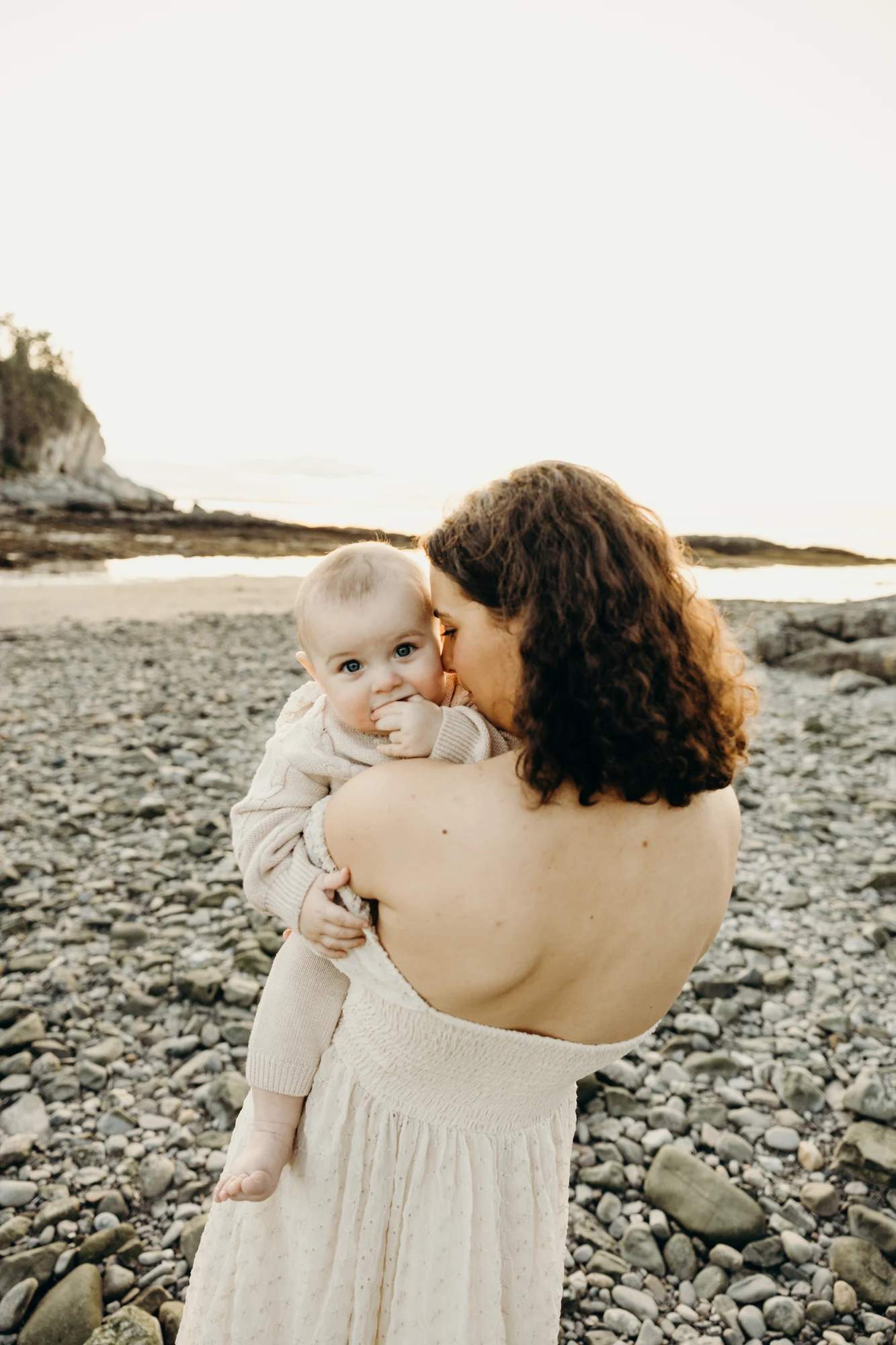 Portrait de Morganne tenant Noam contre son épaule, moment de calme.